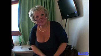 Play Carole une bonne mature en manque de queue