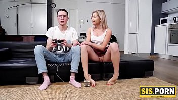 Play SIS.PORN. Girl can see stepbrother wont deny humping and brazenly makes pass at gamer