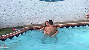 Play THE NEIGHBOR COMES DOWN TO SUN AND I SEDUCE HER TO GIVE ME A DELICIOUS BLOWJOB IN THE POOL